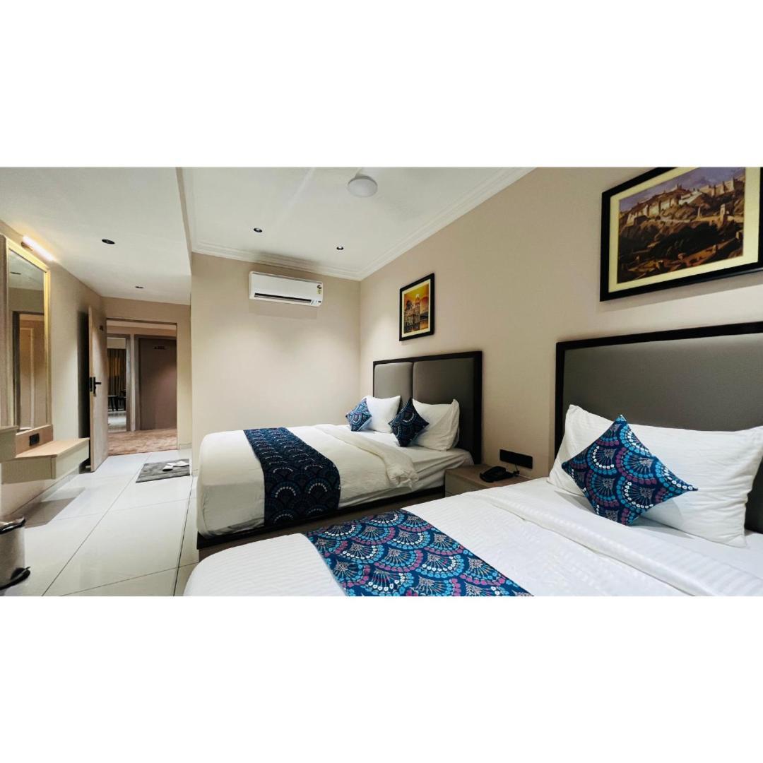 Hotel Royal Town Ahmedabad Exteriör bild