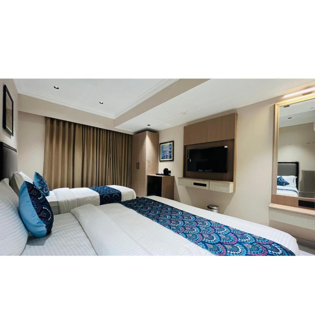 Hotel Royal Town Ahmedabad Exteriör bild