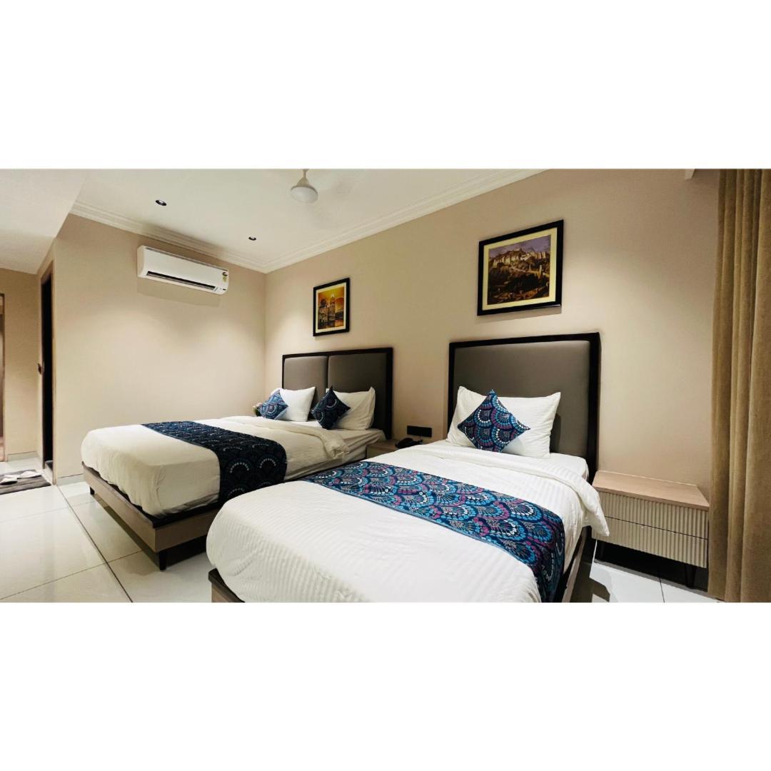 Hotel Royal Town Ahmedabad Exteriör bild