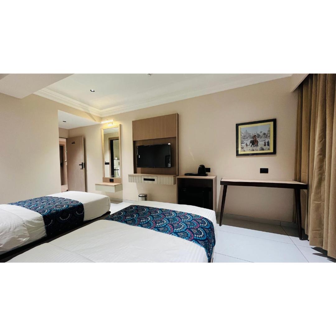 Hotel Royal Town Ahmedabad Exteriör bild