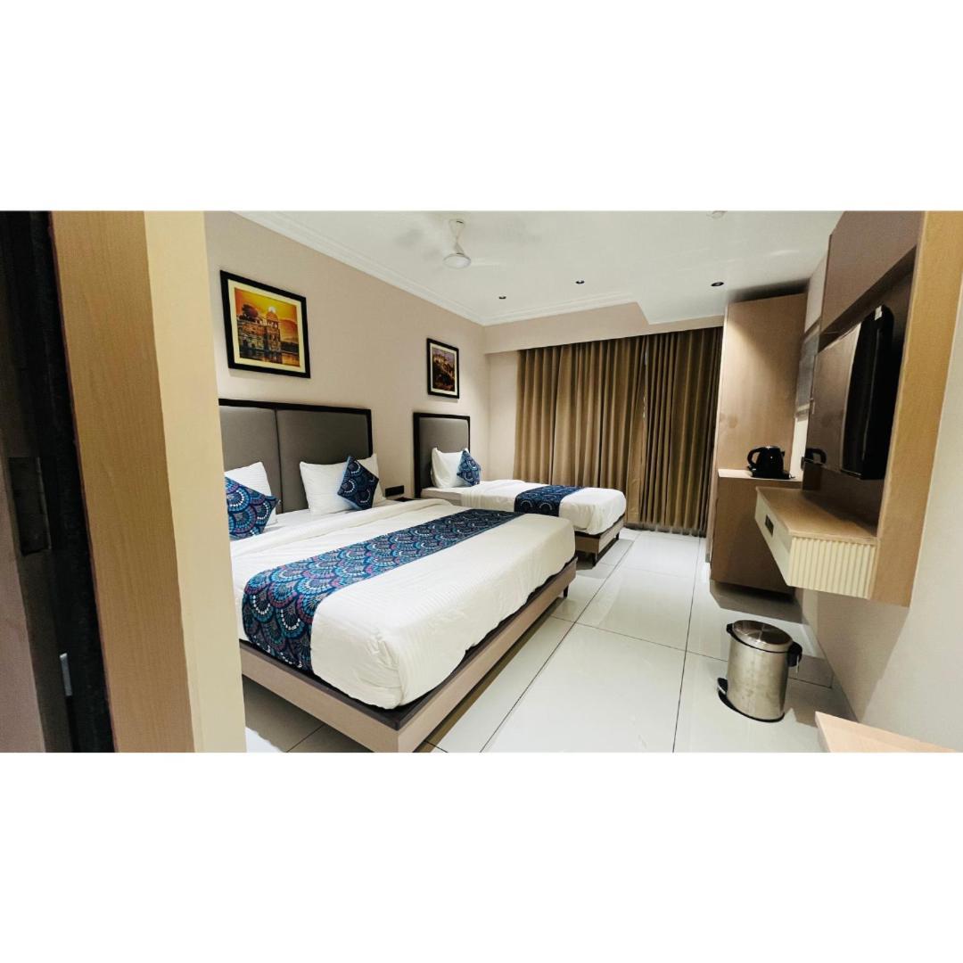Hotel Royal Town Ahmedabad Exteriör bild