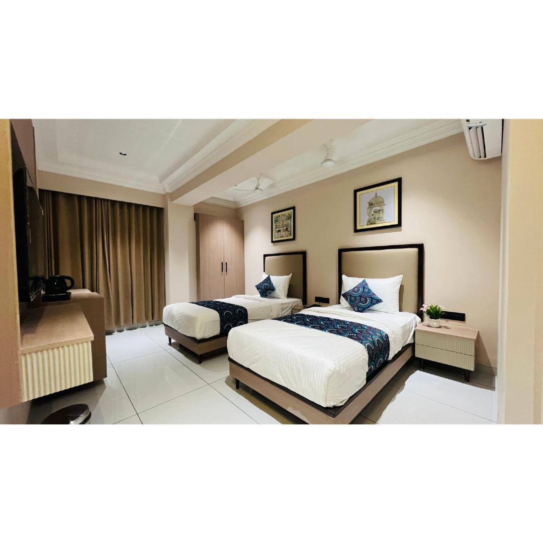 Hotel Royal Town Ahmedabad Exteriör bild