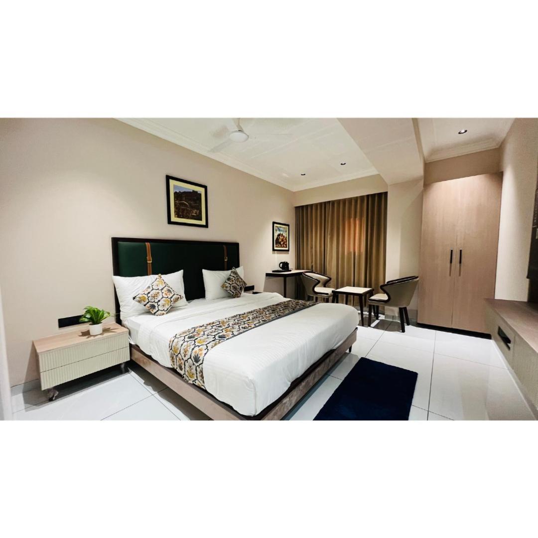 Hotel Royal Town Ahmedabad Exteriör bild