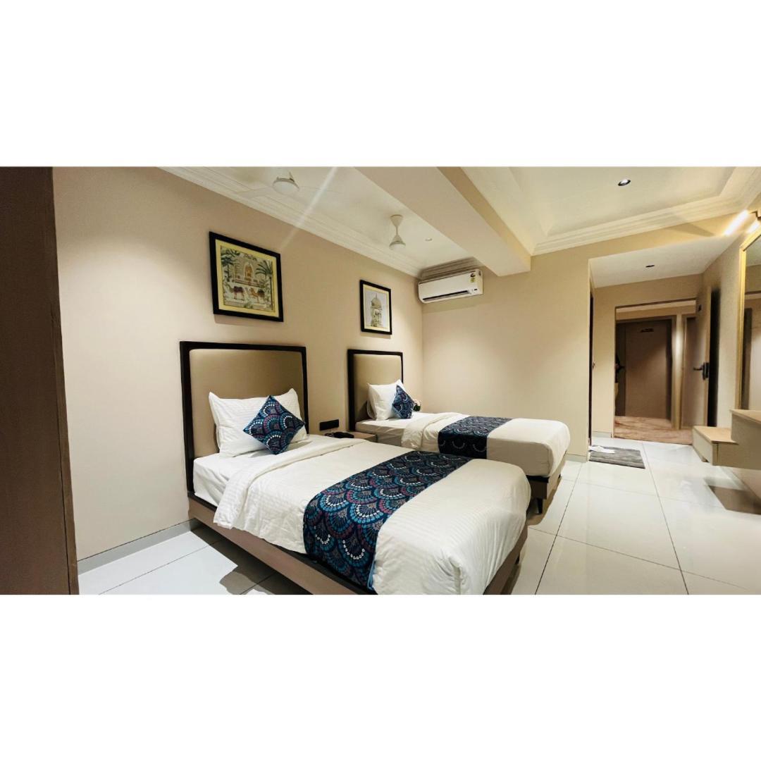 Hotel Royal Town Ahmedabad Exteriör bild