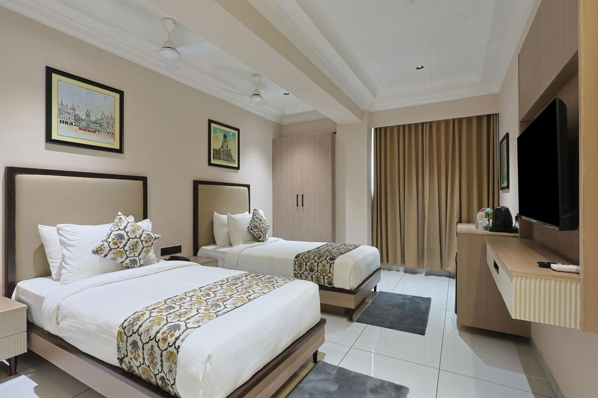 Hotel Royal Town Ahmedabad Exteriör bild