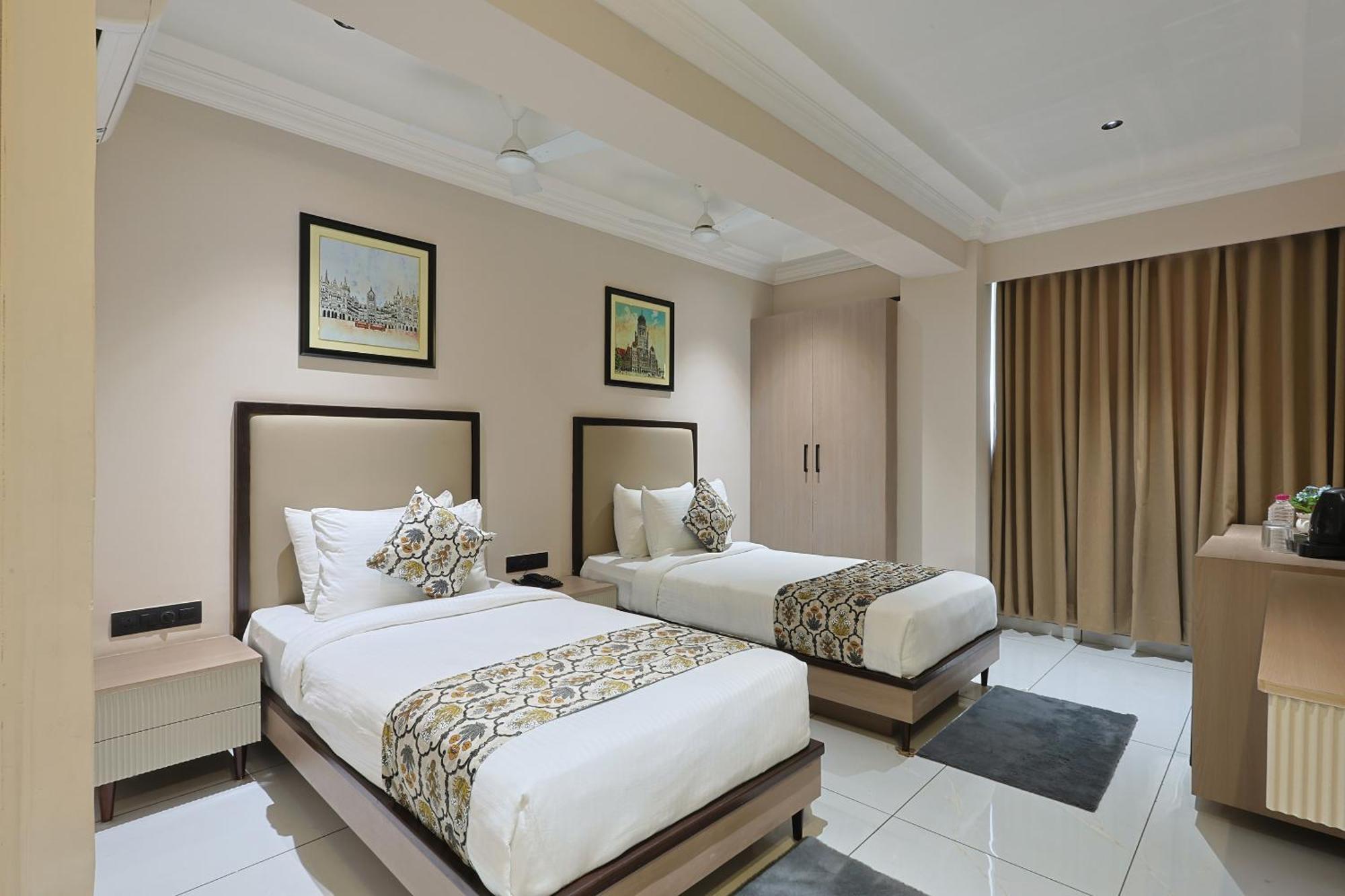 Hotel Royal Town Ahmedabad Exteriör bild