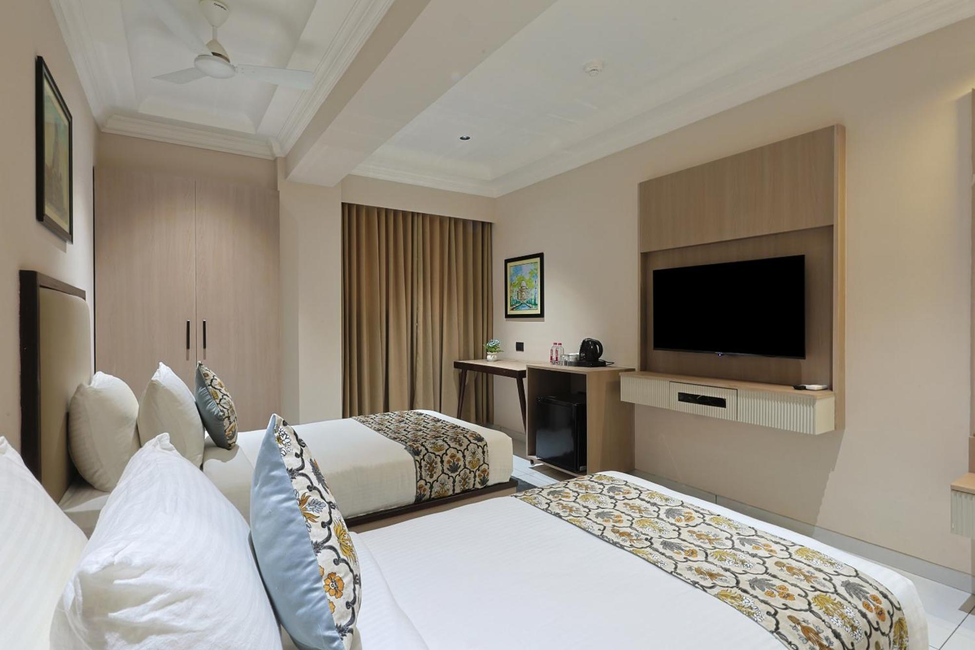 Hotel Royal Town Ahmedabad Exteriör bild