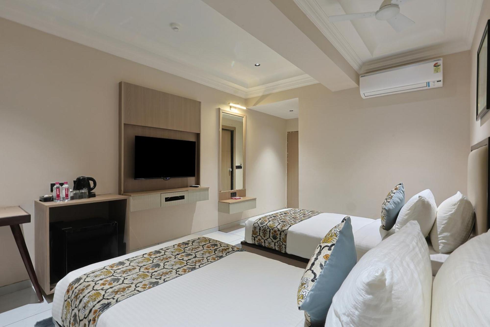 Hotel Royal Town Ahmedabad Exteriör bild
