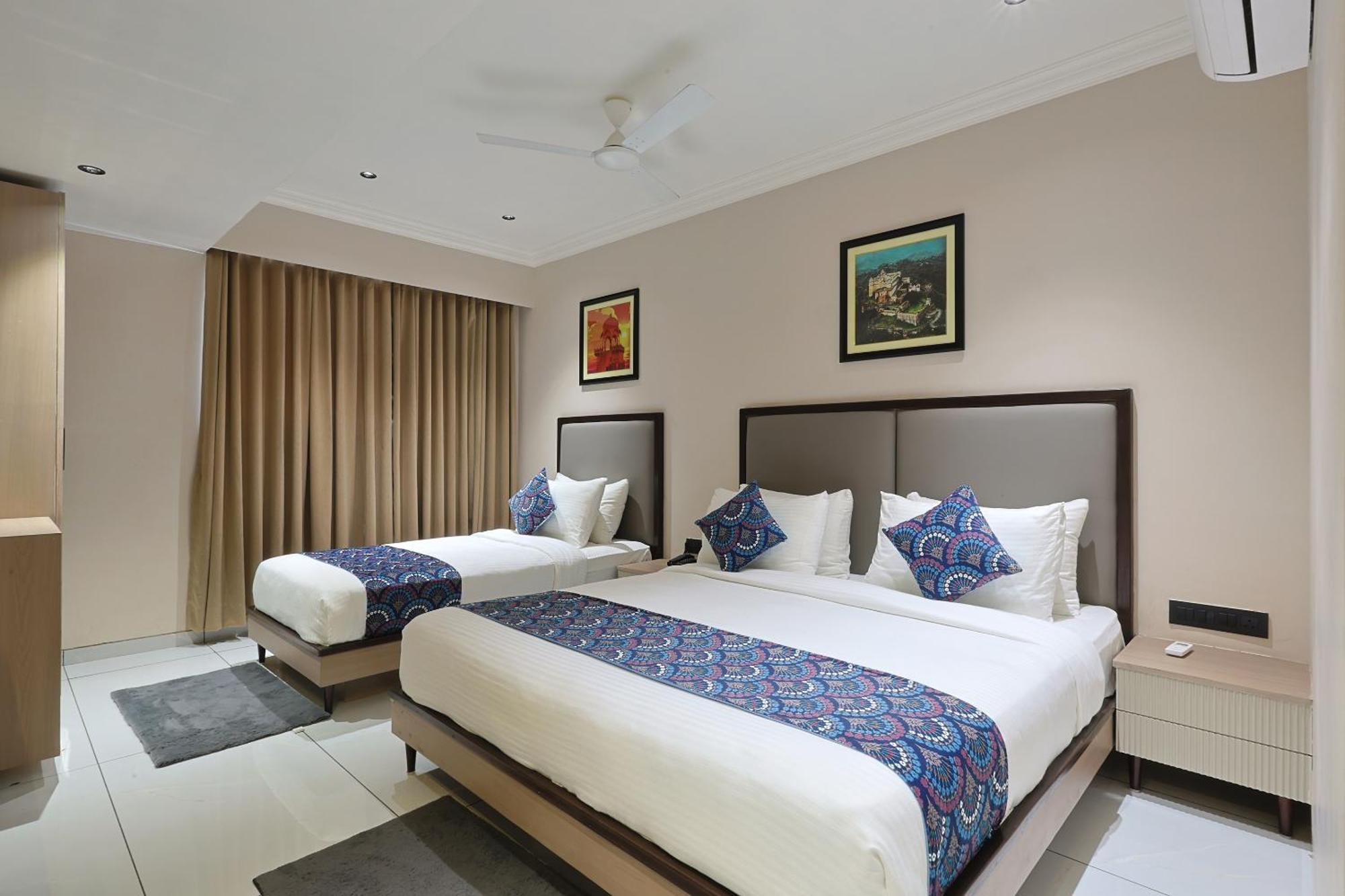 Hotel Royal Town Ahmedabad Exteriör bild