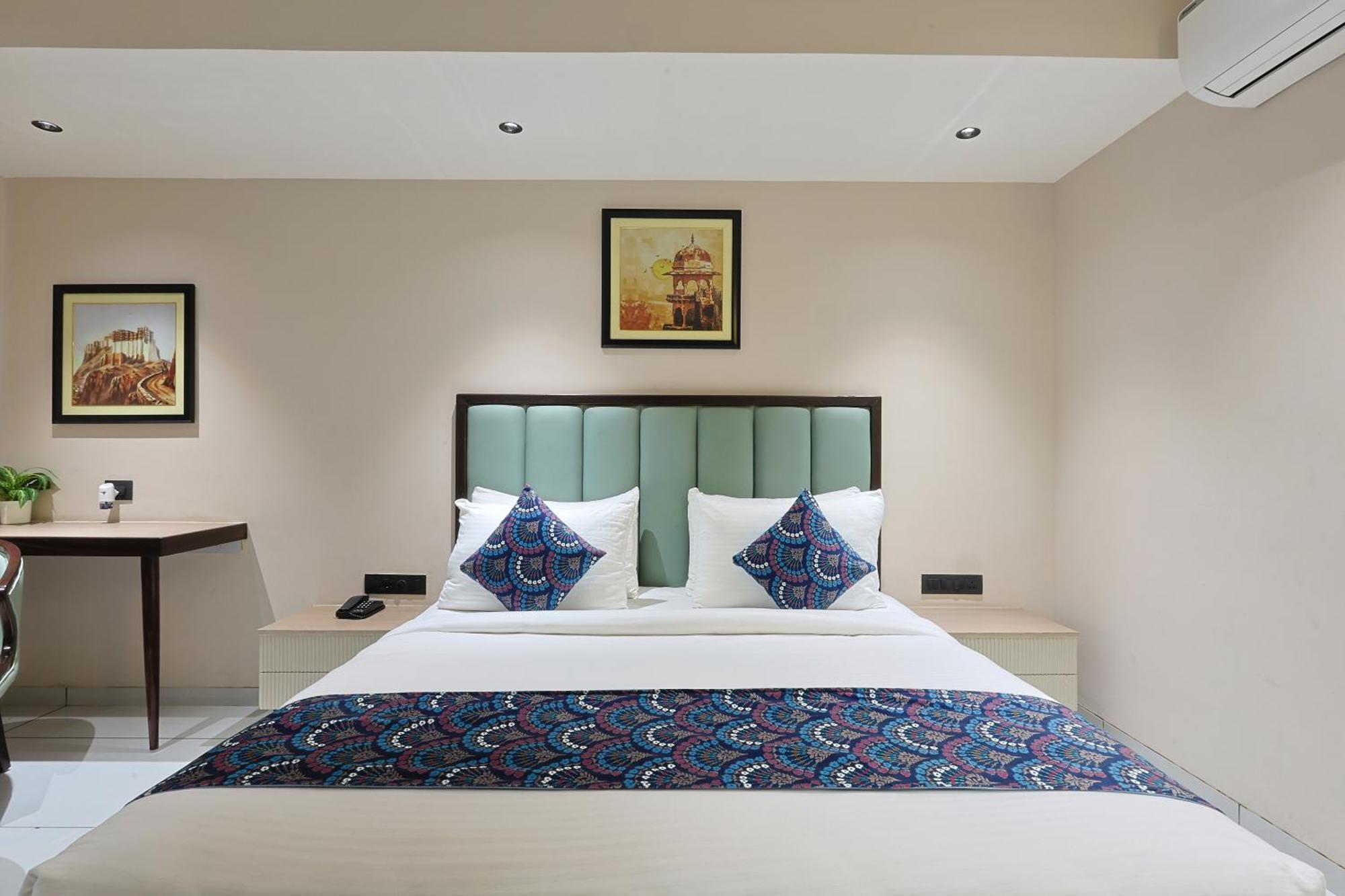 Hotel Royal Town Ahmedabad Exteriör bild