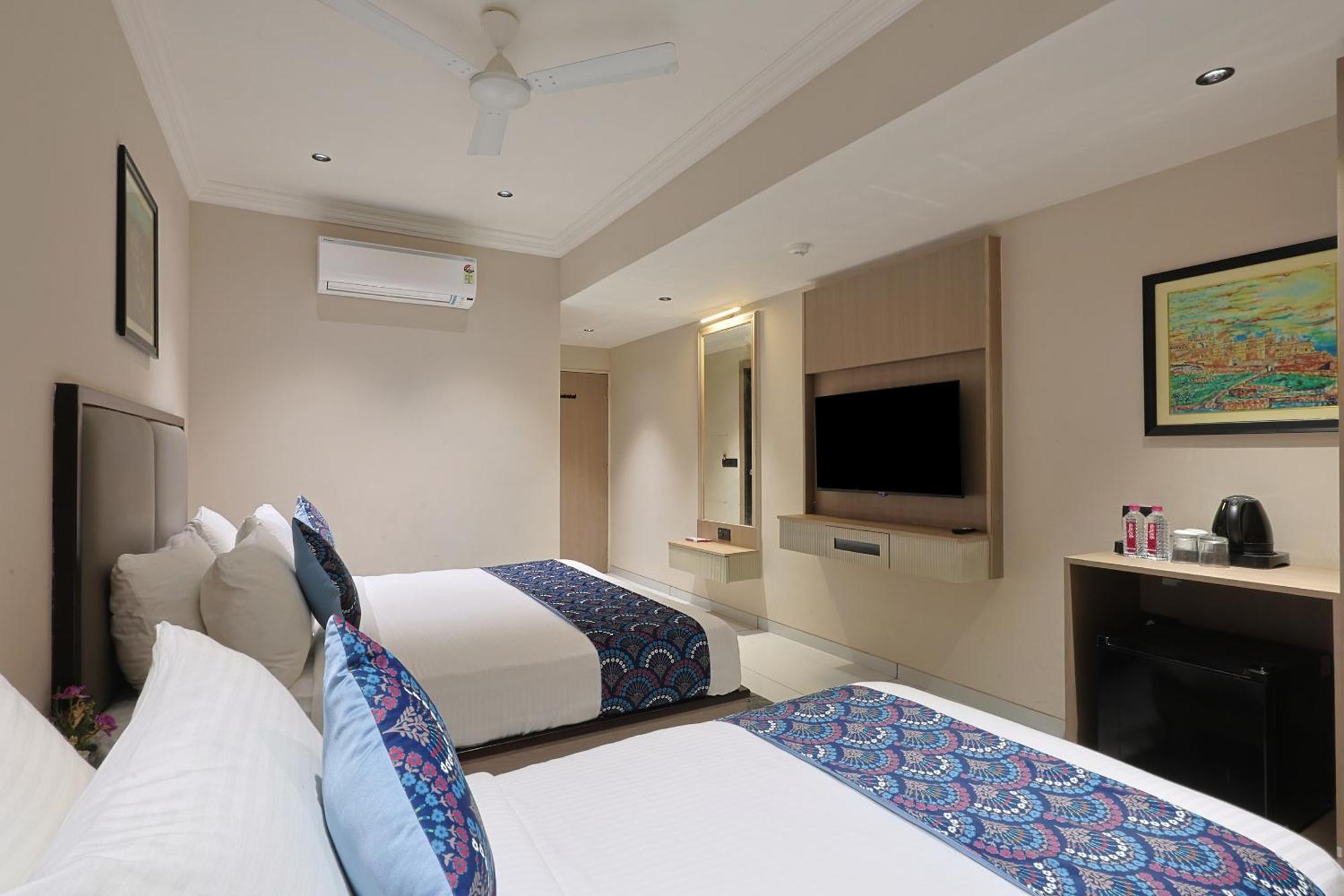 Hotel Royal Town Ahmedabad Exteriör bild