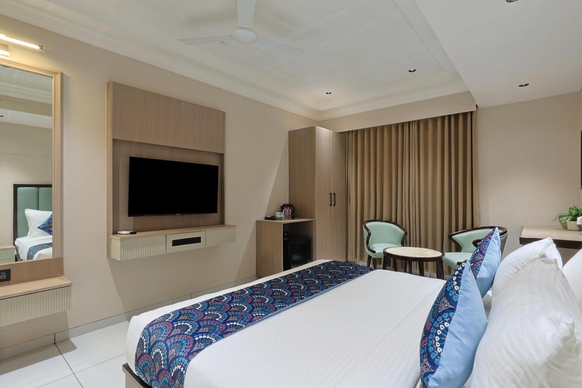 Hotel Royal Town Ahmedabad Exteriör bild
