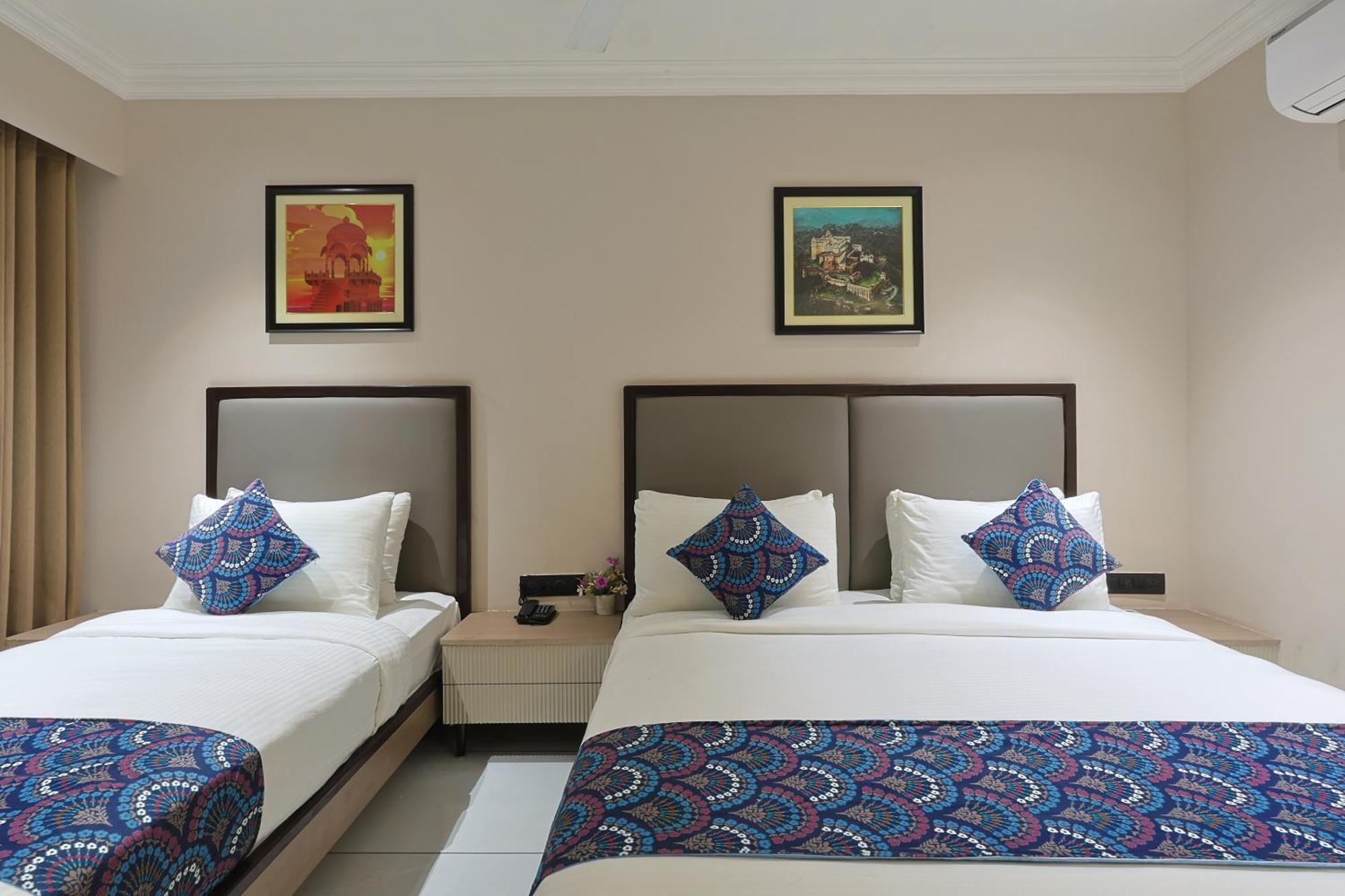 Hotel Royal Town Ahmedabad Exteriör bild