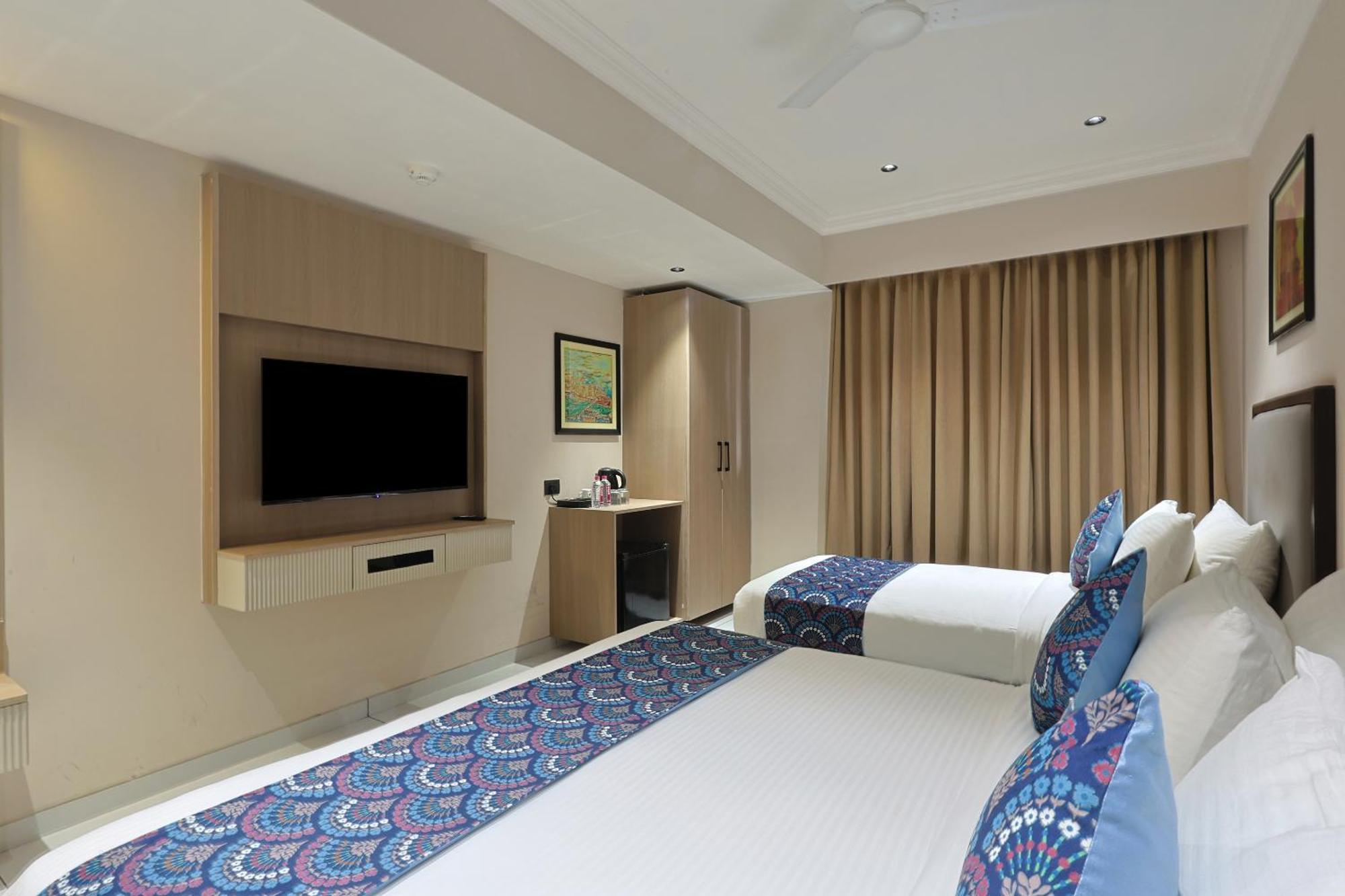 Hotel Royal Town Ahmedabad Exteriör bild