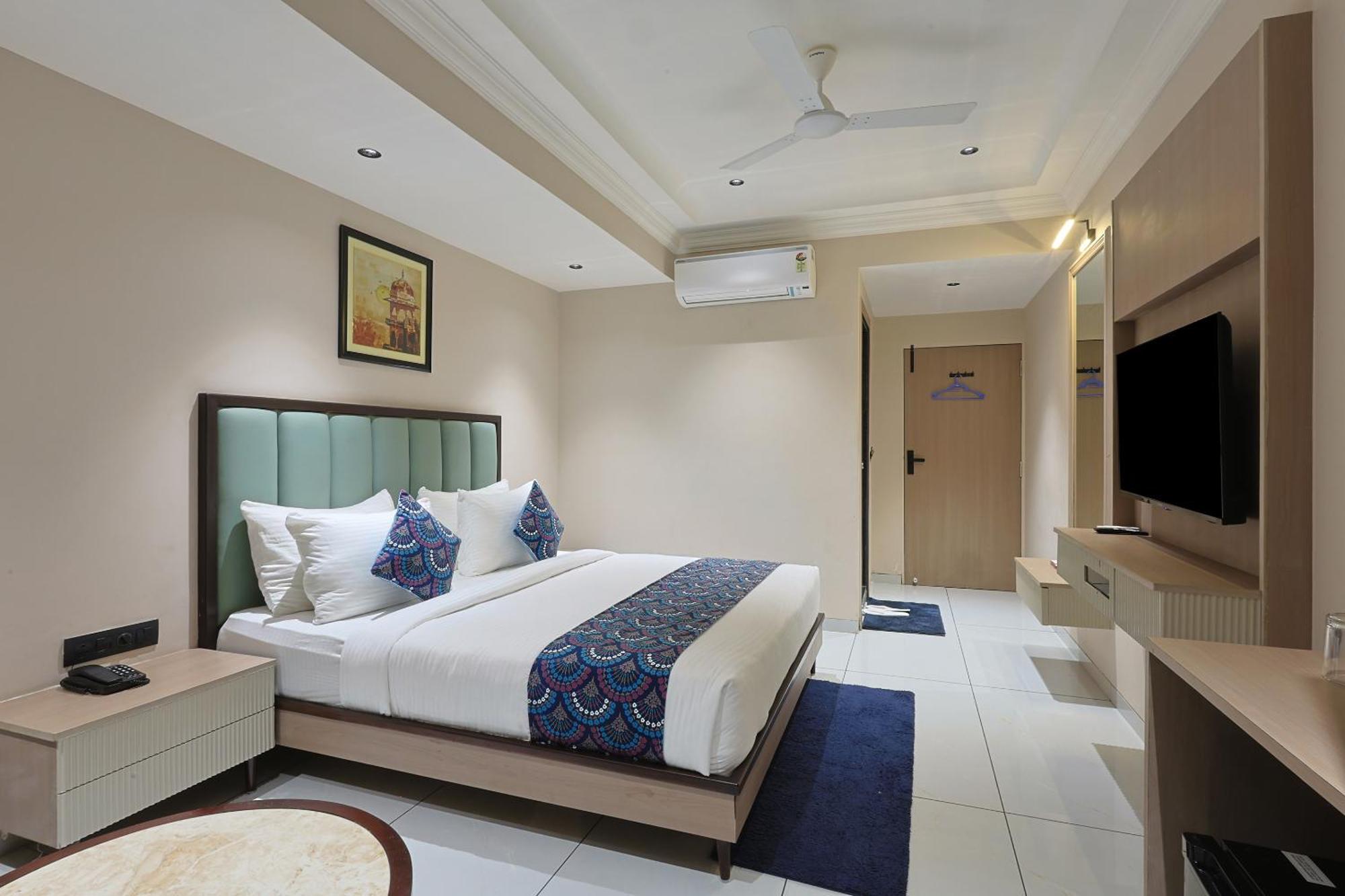 Hotel Royal Town Ahmedabad Exteriör bild