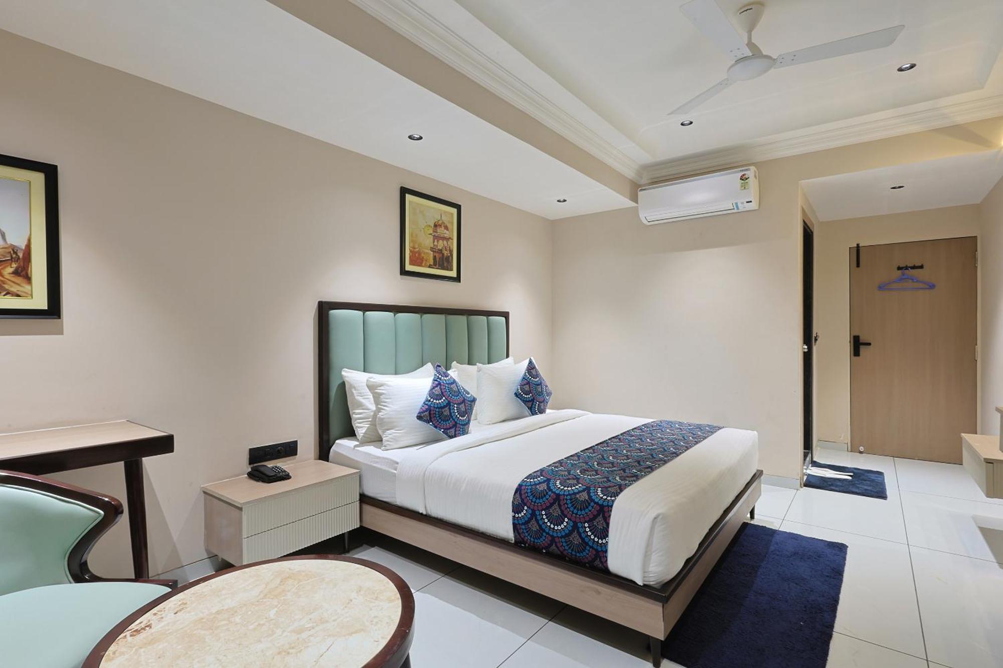 Hotel Royal Town Ahmedabad Exteriör bild