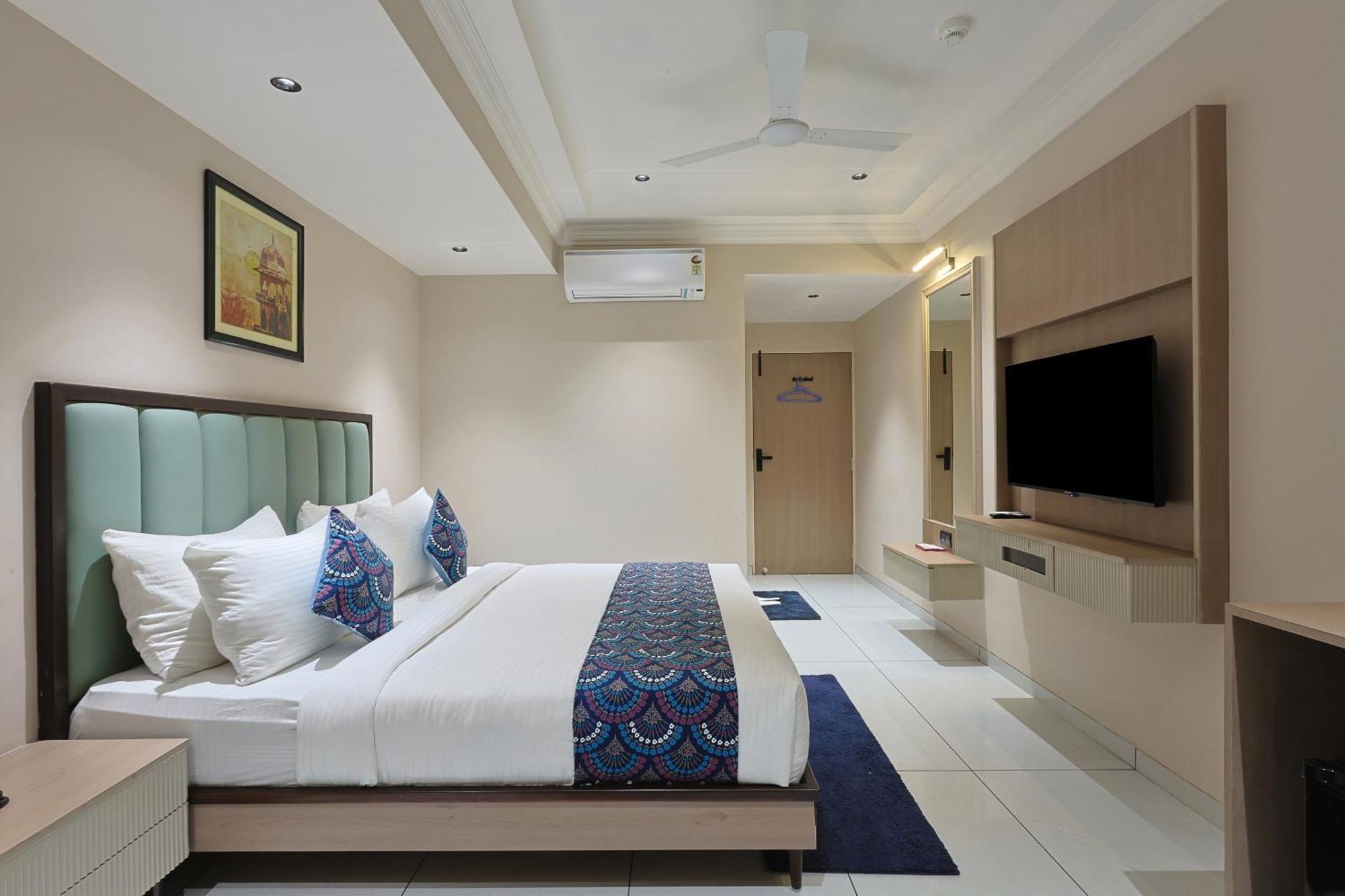 Hotel Royal Town Ahmedabad Exteriör bild