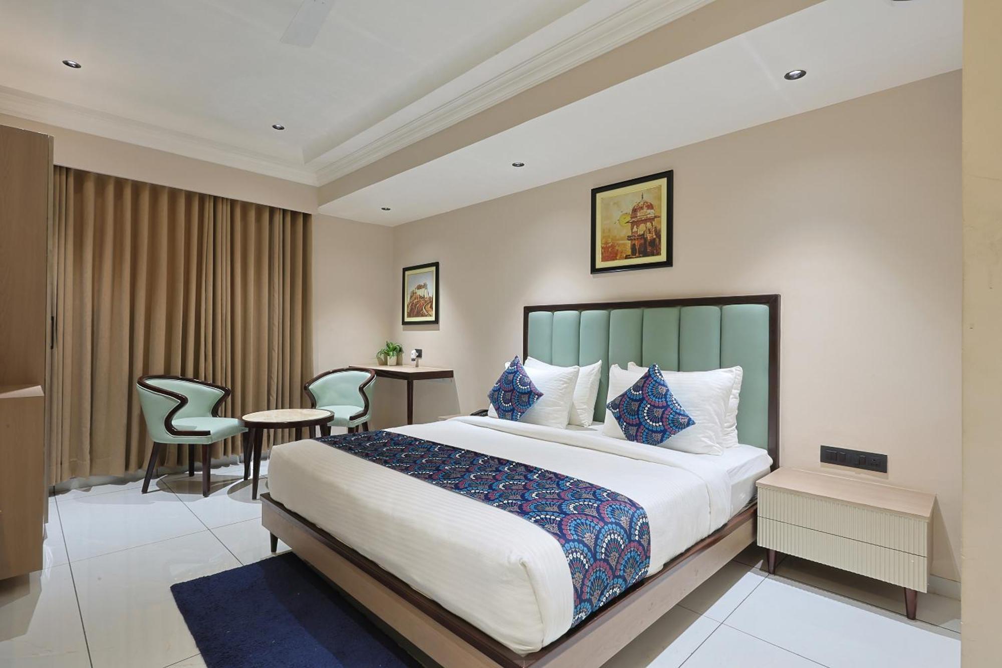 Hotel Royal Town Ahmedabad Exteriör bild
