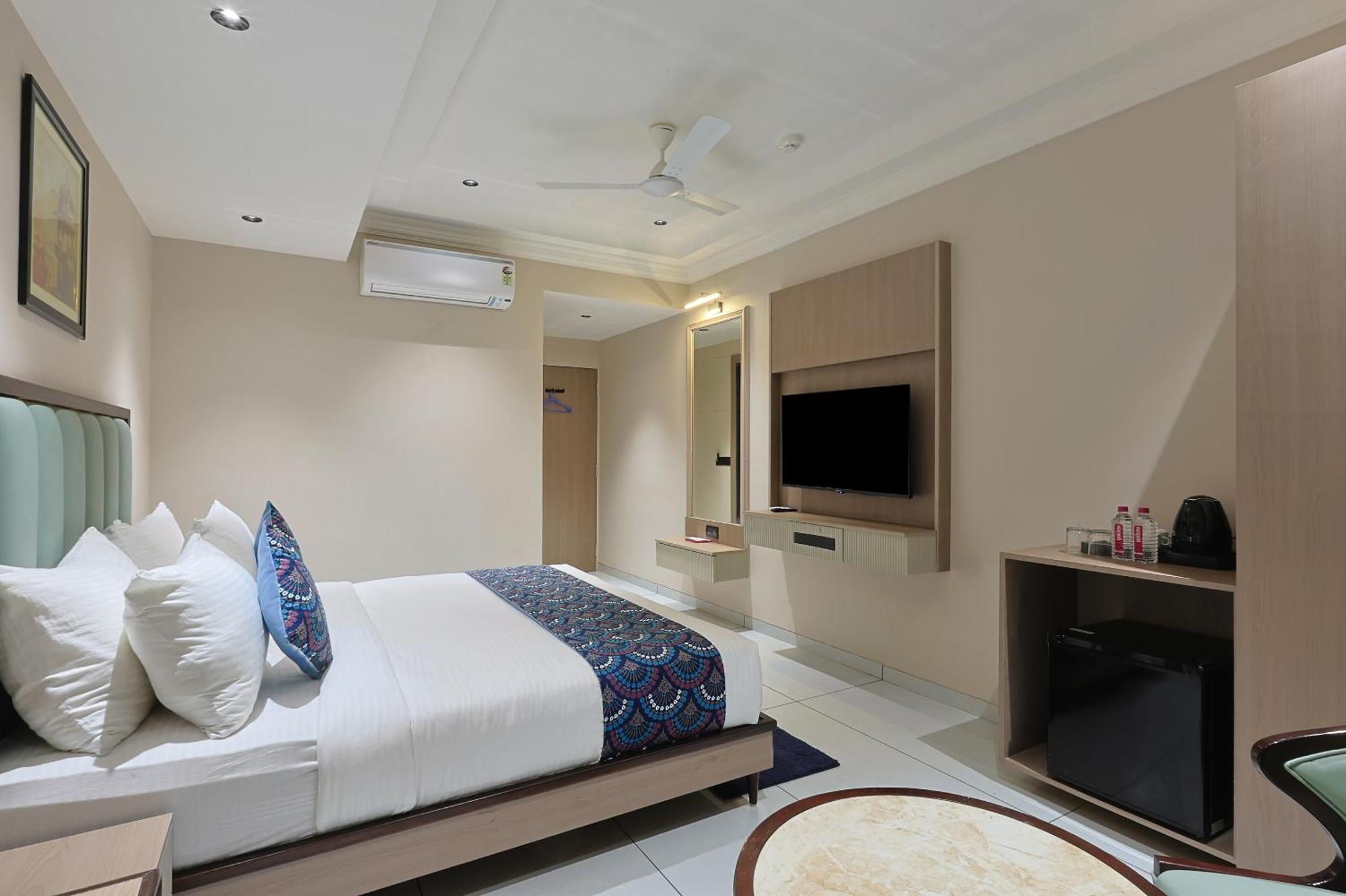 Hotel Royal Town Ahmedabad Exteriör bild